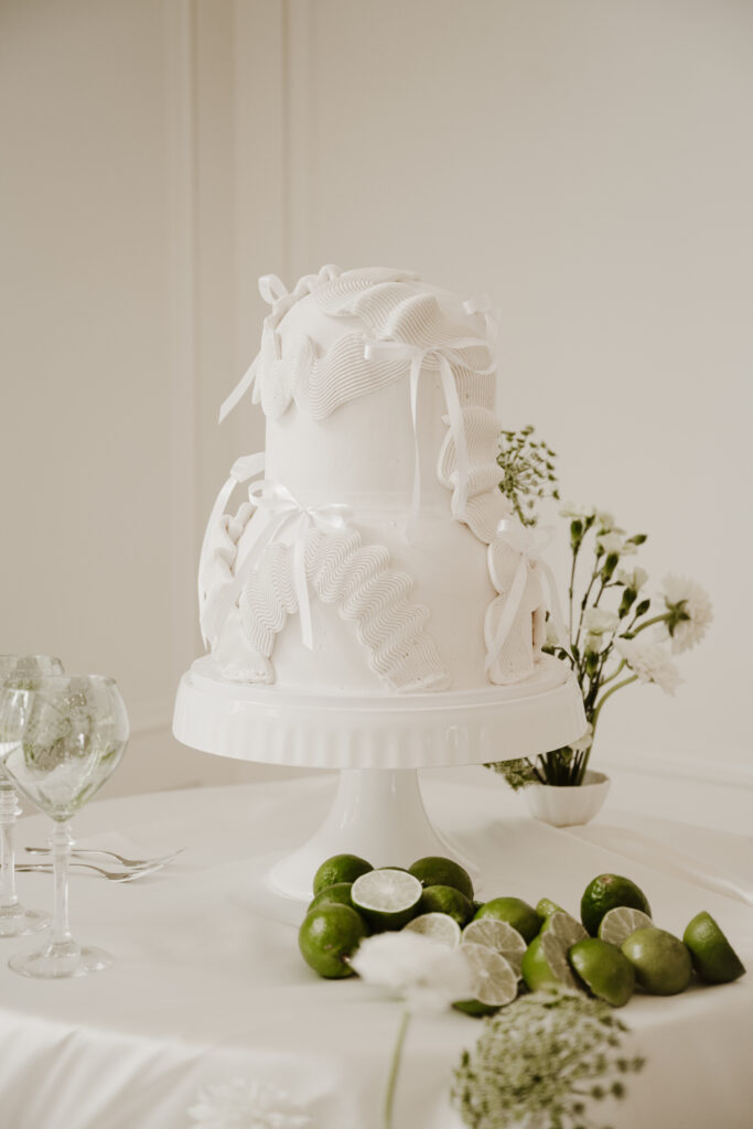 Minimal wedding cake 
